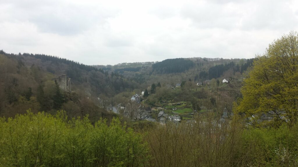 Ein Blick auf Monschau, wo sich tausende Touristen an leerstehenden Häusern vorbeischlängeln. Früher (tm) konnte man da unten noch einkaufen. Aber von oben siehts ganz nett aus